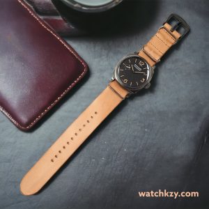 Gunny Nato Light Tan 26mm with PAM 532 on a black leather mat