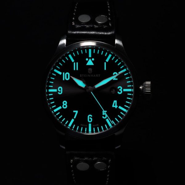 Nav B-Uhr 44 date grey Lume Shot 1